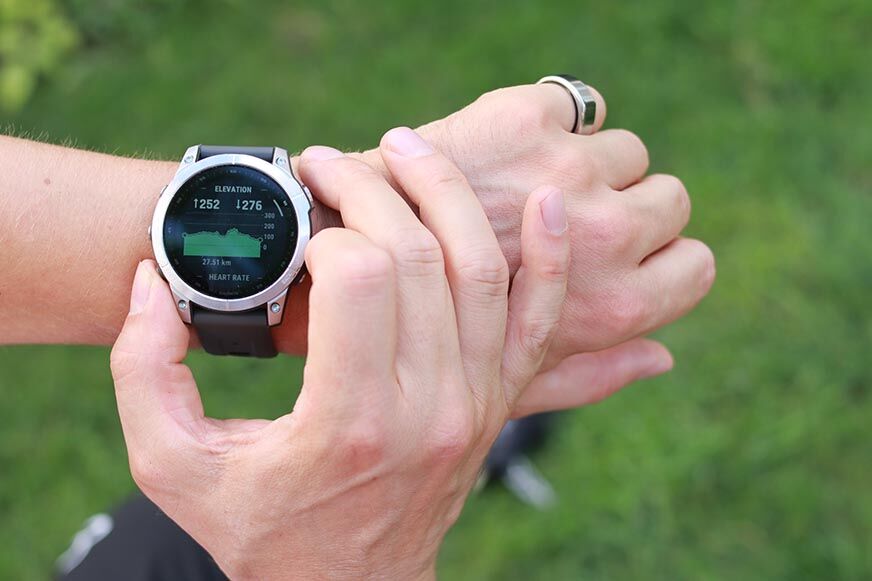 Man sieht den Höhenmesser auf der Garmin Fenix 7.